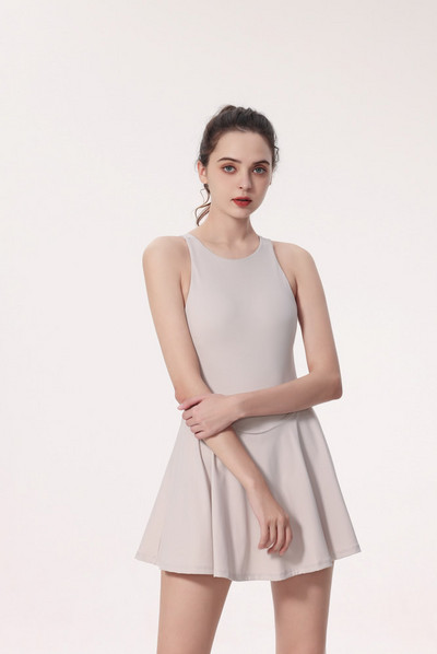 Cross Black Nude Sport Tennies skriešanas kleita ar šortiem