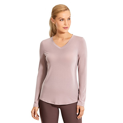 CRZ YOGA sieviešu viegls, ātri žūstošs sporta krekls ar V veida kakla izgriezumu garām piedurknēm.