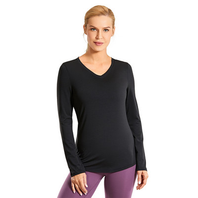 CRZ YOGA sieviešu viegls, ātri žūstošs sporta krekls ar V veida kakla izgriezumu garām piedurknēm.