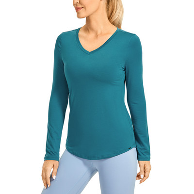 CRZ YOGA sieviešu viegls, ātri žūstošs sporta krekls ar V veida kakla izgriezumu garām piedurknēm.