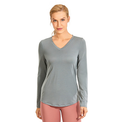 CRZ YOGA sieviešu viegls, ātri žūstošs sporta krekls ar V veida kakla izgriezumu garām piedurknēm.