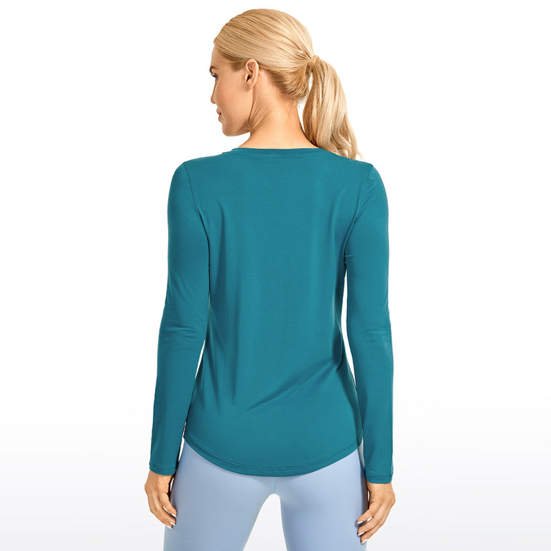 CRZ YOGA sieviešu viegls, ātri žūstošs sporta krekls ar V veida kakla izgriezumu garām piedurknēm.