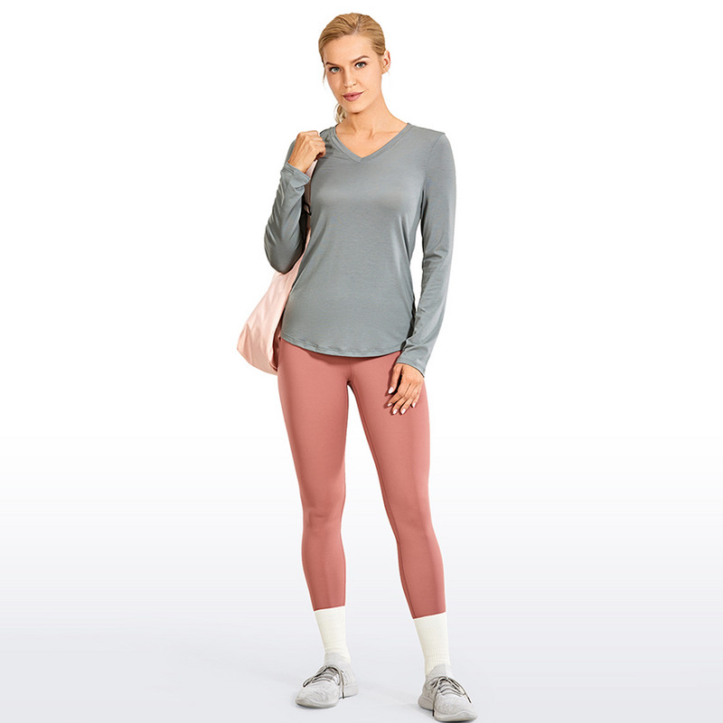 CRZ YOGA sieviešu viegls, ātri žūstošs sporta krekls ar V veida kakla izgriezumu garām piedurknēm.