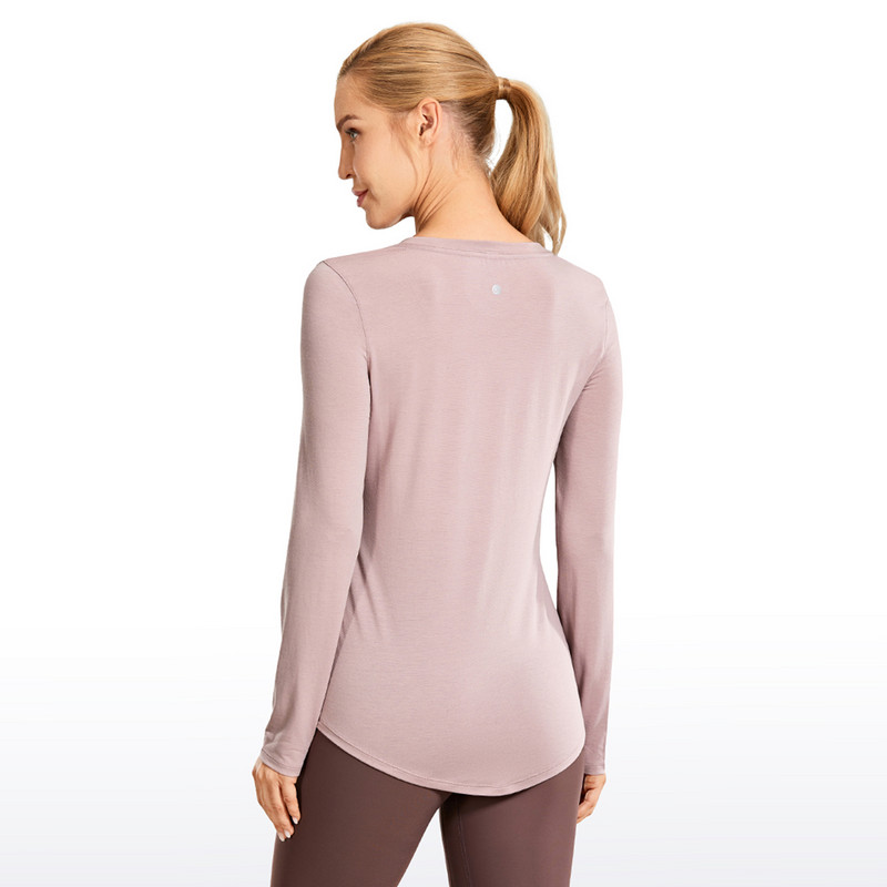 CRZ YOGA sieviešu viegls, ātri žūstošs sporta krekls ar V veida kakla izgriezumu garām piedurknēm.