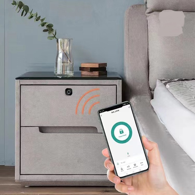 Bluetooth APP atvilktnes skapja slēdzene Pirkstu nospiedumu digitālā faila burts bez atslēgas biometriskas mēbeles elektroniska viedā koka slēdzene