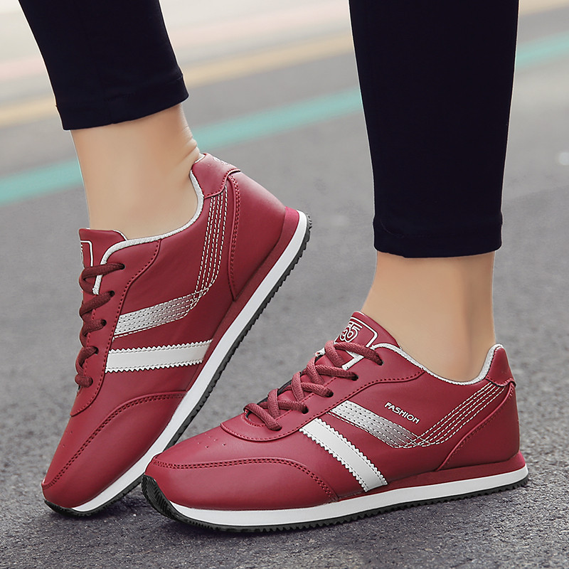 Sarkanas kedas sievietēm Sporta apavi Ikdienas Populāri Skriešanas Apavi Sneader PU ādas āra tenisa sporta apavi ar porām melni