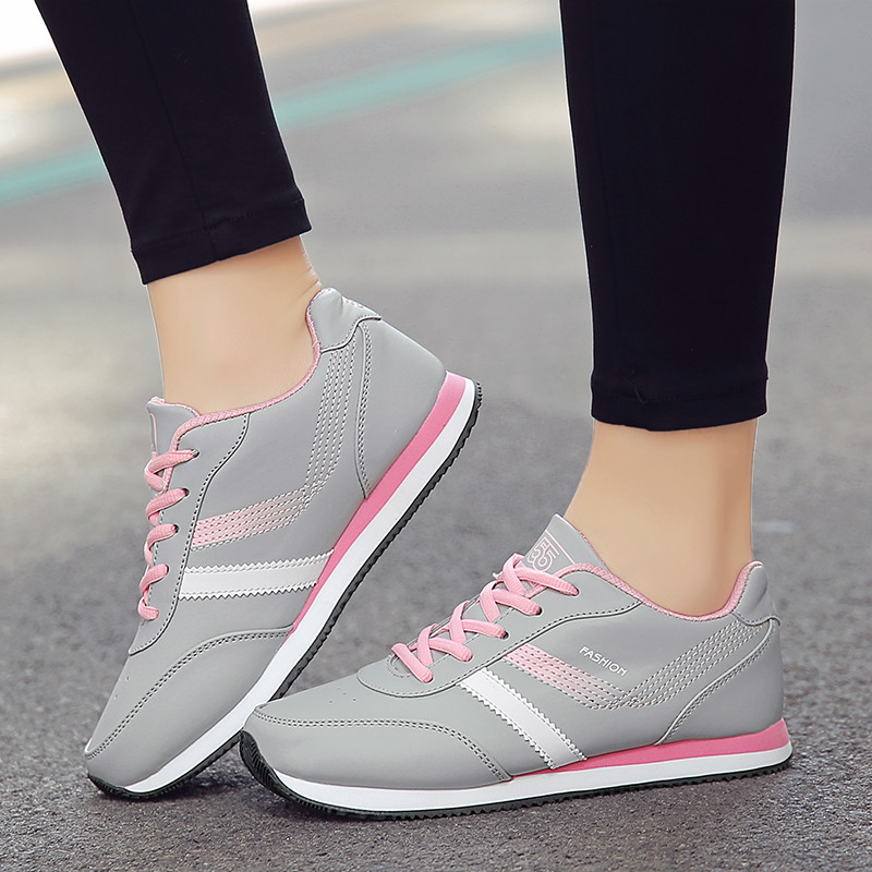 Sarkanas kedas sievietēm Sporta apavi Ikdienas Populāri Skriešanas Apavi Sneader PU ādas āra tenisa sporta apavi ar porām melni