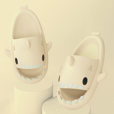 Jaunas EVA vasaras sieviešu čības Cute Catroon Shark formas slaidi āra mājās Vannas istaba Sieviešu apavi Flip Flops Vīriešu Pāri Sandales
