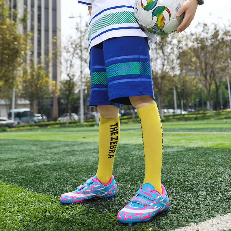 Karstā izpārdošana Zili sarkani FG/TF bērnu futbola zābaki āra Neslīdoši bezšņģīņu futbola apavi pusaudžiem Skolas kedas bērniem zēniem