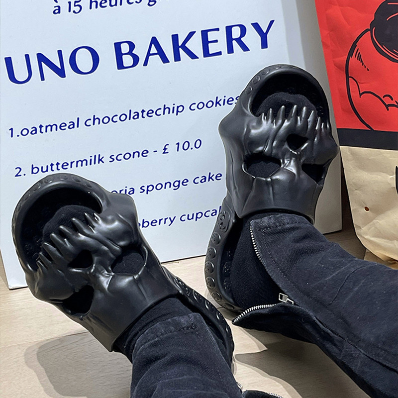 2023. gada vasaras karstums, oriģināls sieviešu vīriešu čības, modes galvaskausa dizains, vīriešu slidkalniņi, āra biezas apakšas pludmales neslīdošas uniseksa sandales