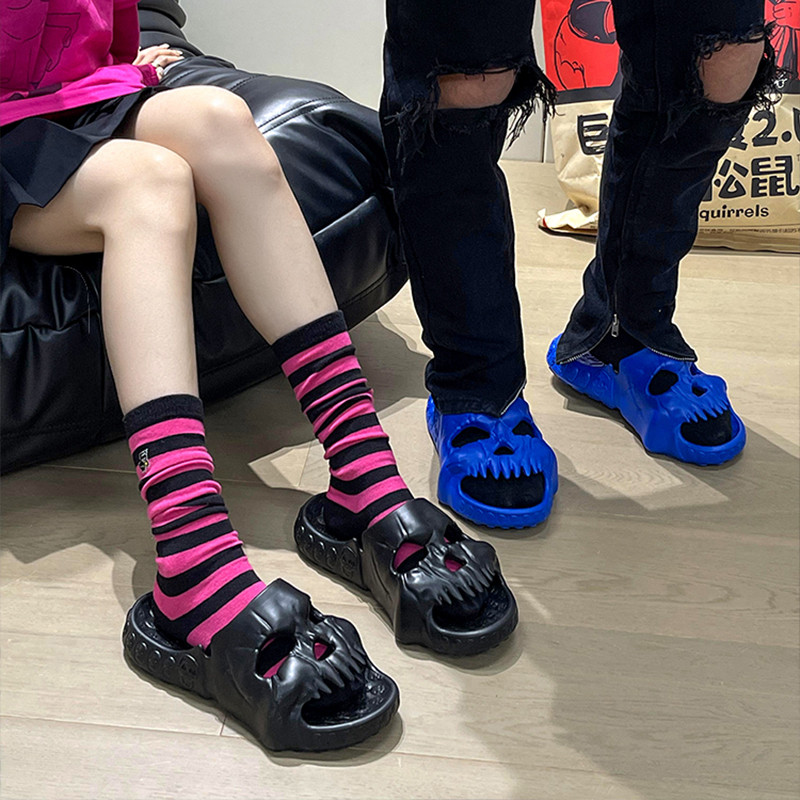 2023. gada vasaras karstums, oriģināls sieviešu vīriešu čības, modes galvaskausa dizains, vīriešu slidkalniņi, āra biezas apakšas pludmales neslīdošas uniseksa sandales