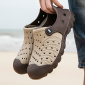 2020 Outdoor Vīriešu Sandales Crocks Summer Hole Shoes Crok Gumijas koka tupeles Vīriešu EVA Dārza Kurpes Melnas zilas Pludmales Sandales Čības