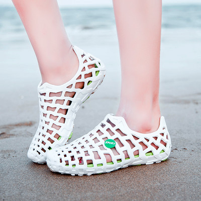 2020 Outdoor Vīriešu Sandales Crocks Summer Hole Shoes Crok Gumijas koka tupeles Vīriešu EVA Dārza Kurpes Melnas zilas Pludmales Sandales Čības