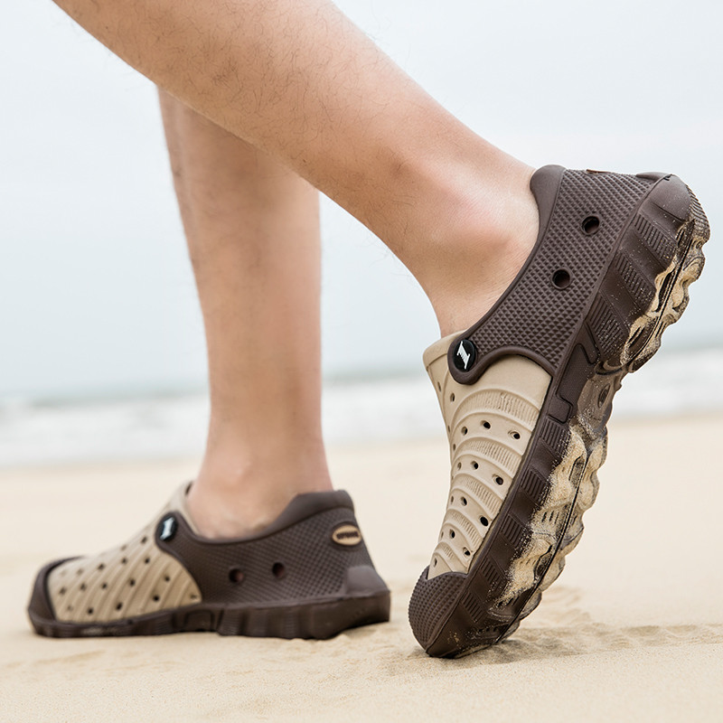 2020 Outdoor Vīriešu Sandales Crocks Summer Hole Shoes Crok Gumijas koka tupeles Vīriešu EVA Dārza Kurpes Melnas zilas Pludmales Sandales Čības