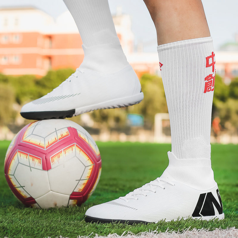 Modes oranžas vīriešu augstas augšdaļas futbola zābaki Futbola skavas Īpaši vieglas zāliena apavi, tapas āra futzāla kedas vīriešiem, 35-44 izmērs