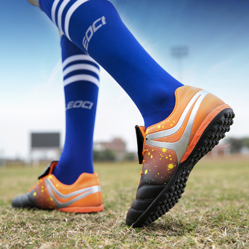 ZHENZU JAUNS Vīriešu Sieviešu zāliens Telpu futbola apavi Bērnu Futsal Knaibles Treniņš TF Futbola zābaki Sporta kedas chuteira futebol