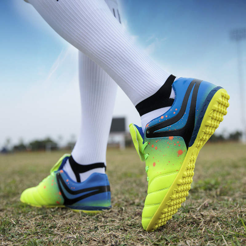 ZHENZU JAUNS Vīriešu Sieviešu zāliens Telpu futbola apavi Bērnu Futsal Knaibles Treniņš TF Futbola zābaki Sporta kedas chuteira futebol