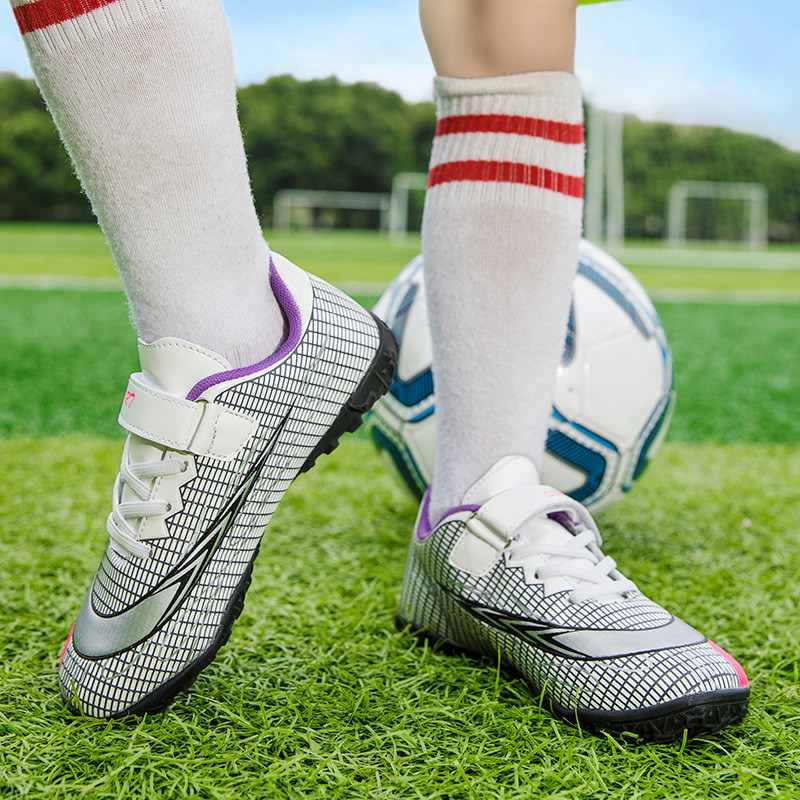 2022 Hot Sale Fashion Gyerek focicipők 31-40 méret Low Turf futballcipők Tinédzserek TF Futsal Cipők chuteira Society