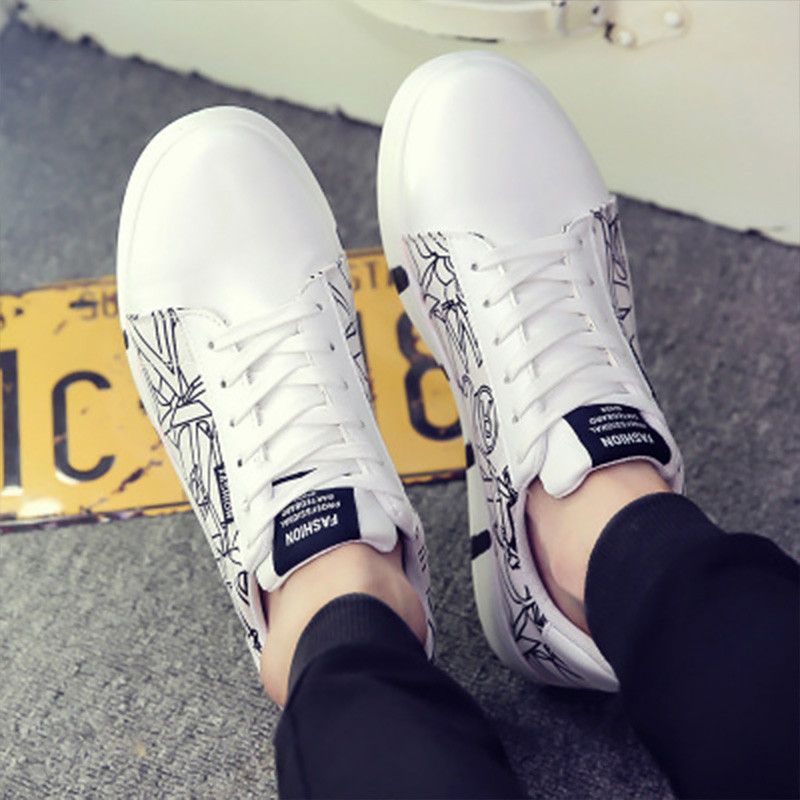 2019-es gördeszkacipő férfi tornacipő puha, légáteresztő fűzős sportcipő férfiaknak vászon lapos férfi Zapatillas Hombre 39-44 méret