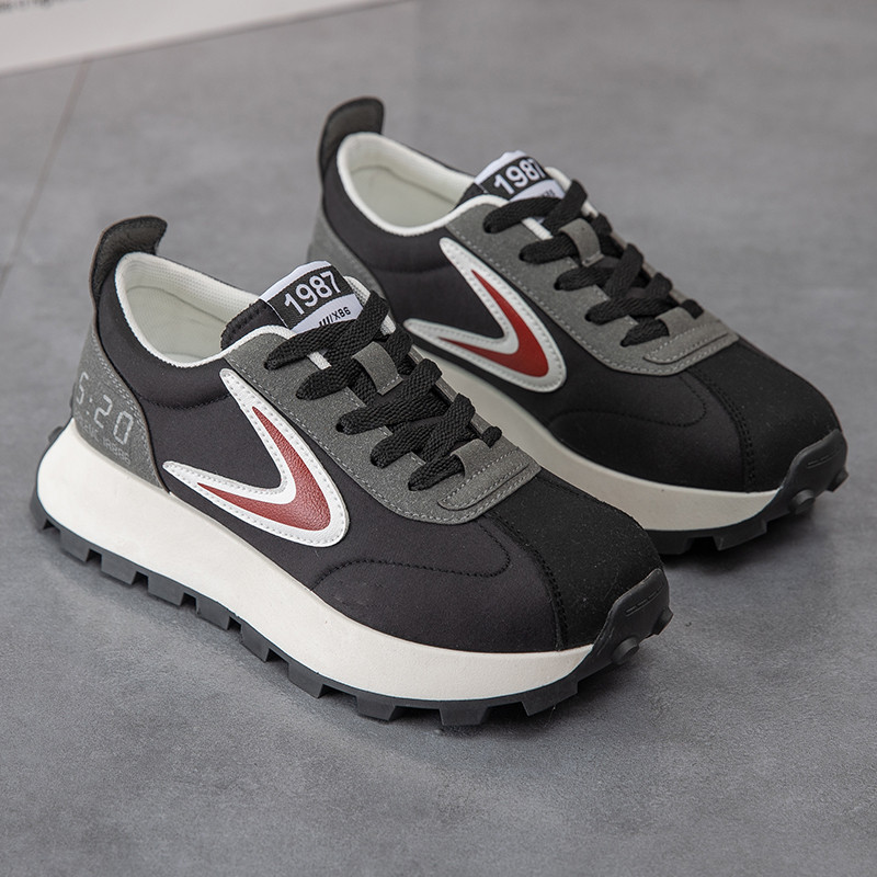 Uued naiste golfispordijalatsid Beežid klassikalised välispordijalatsid Naiste fitness-golfitreeningu mugavad muruspordijalatsid