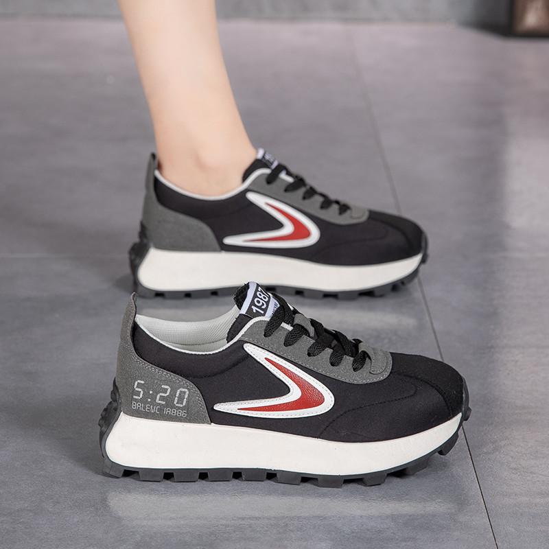 Uued naiste golfispordijalatsid Beežid klassikalised välispordijalatsid Naiste fitness-golfitreeningu mugavad muruspordijalatsid