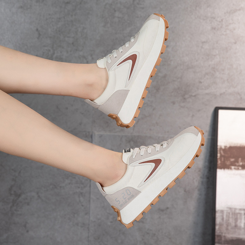 Uued naiste golfispordijalatsid Beežid klassikalised välispordijalatsid Naiste fitness-golfitreeningu mugavad muruspordijalatsid