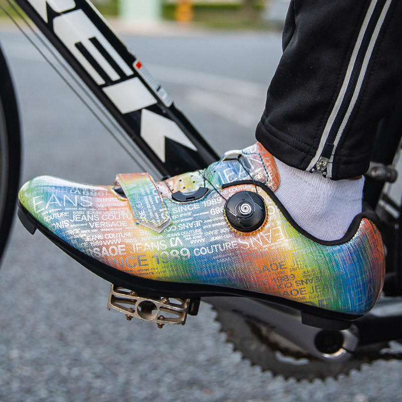 Új színes férfi kerékpáros cipők MTB szabadtéri országúti kerékpáros tornacipők férfi önzáró Cleat Mountain férfi gyorsasági kerékpáros cipők Triatlon