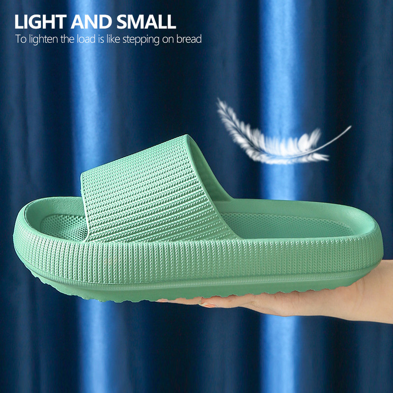 Az új, vastagabb, kényelmes papucs férfiaknak és nőknek otthoni fürdőszoba Fürdőszoba Pár vastag alsó otthoni szandálok és papucsok nyári viselet