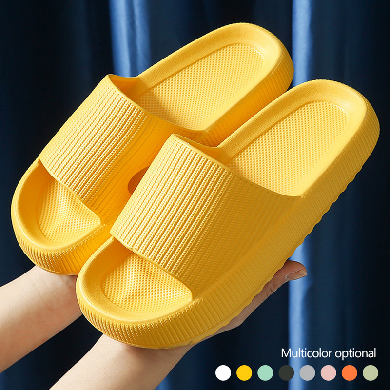 Az új, vastagabb, kényelmes papucs férfiaknak és nőknek otthoni fürdőszoba Fürdőszoba Pár vastag alsó otthoni szandálok és papucsok nyári viselet