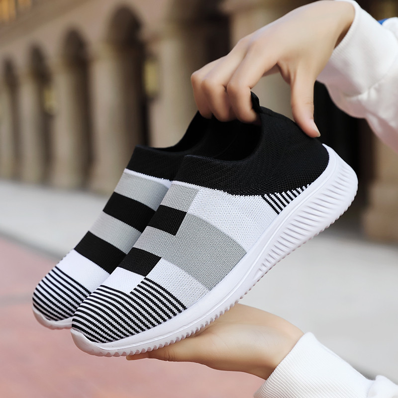 Sieviešu tenisa apavi Sieviešu īpaši gaiši sarkani sporta apavi Elpojošas sieviešu kedas Pievelkamas sieviešu plakanās āra pastaigu apavi