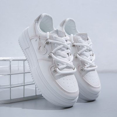 2023 A fehér nők másznak A Sneakers új platformja növeli a PU bőrt teniszcipők tornacipők női cipők