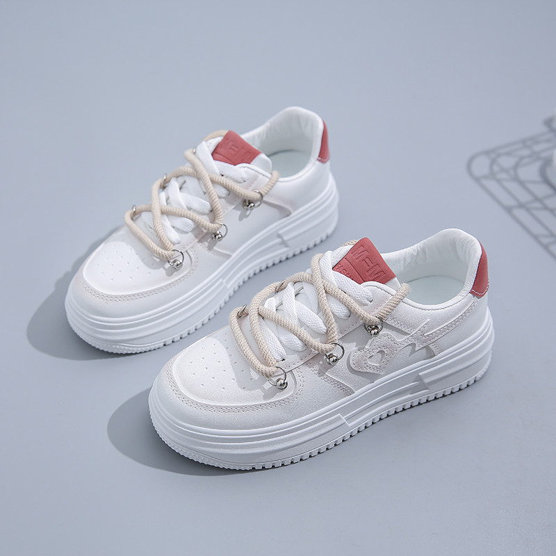 2023 A fehér nők másznak A Sneakers új platformja növeli a PU bőrt teniszcipők tornacipők női cipők