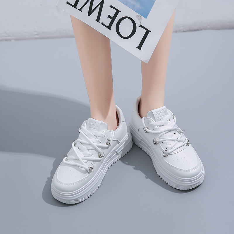 2023 A fehér nők másznak A Sneakers új platformja növeli a PU bőrt teniszcipők tornacipők női cipők