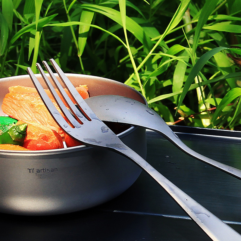 2022. gada jaunums izcilā, vieglā titāna vakariņu dakšiņu un karotes galda piederumu komplektā, kas lieliski piemērots āra kempinga pārgājienu piknikam