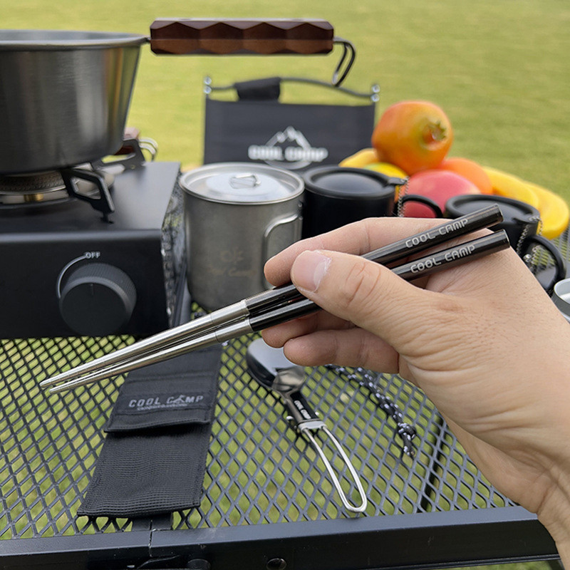 1 Komplekts Kempinga galda piederumi Pārnēsājami nerūsējošā tērauda galda piederumi Saliekamā karote Dakša Spork Irbulīši āra piknika galda piederumu komplekts