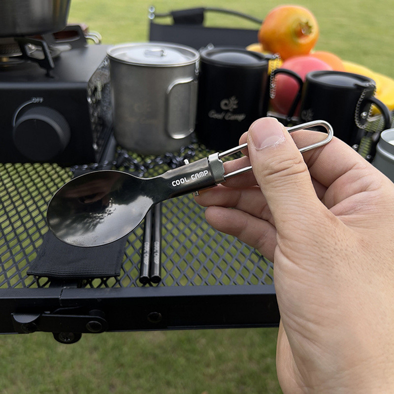 1 Komplekts Kempinga galda piederumi Pārnēsājami nerūsējošā tērauda galda piederumi Saliekamā karote Dakša Spork Irbulīši āra piknika galda piederumu komplekts