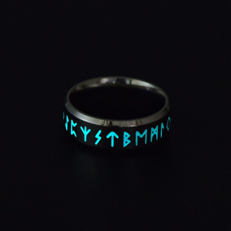 Vintage nerūsējošā tērauda mirdzoši skandināvu vikingu rūnu gredzeni vīriešiem sievietēm, kas mirdz tumšā titāna fluorescējošs gredzens Amult rotaslietas