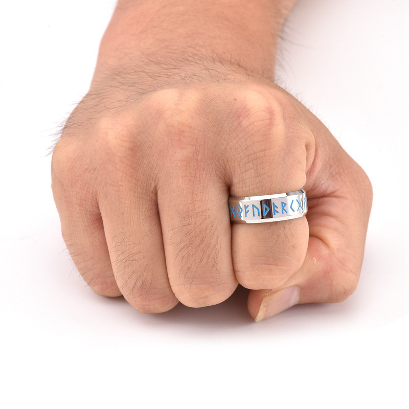 Vintage nerūsējošā tērauda mirdzoši skandināvu vikingu rūnu gredzeni vīriešiem sievietēm, kas mirdz tumšā titāna fluorescējošs gredzens Amult rotaslietas