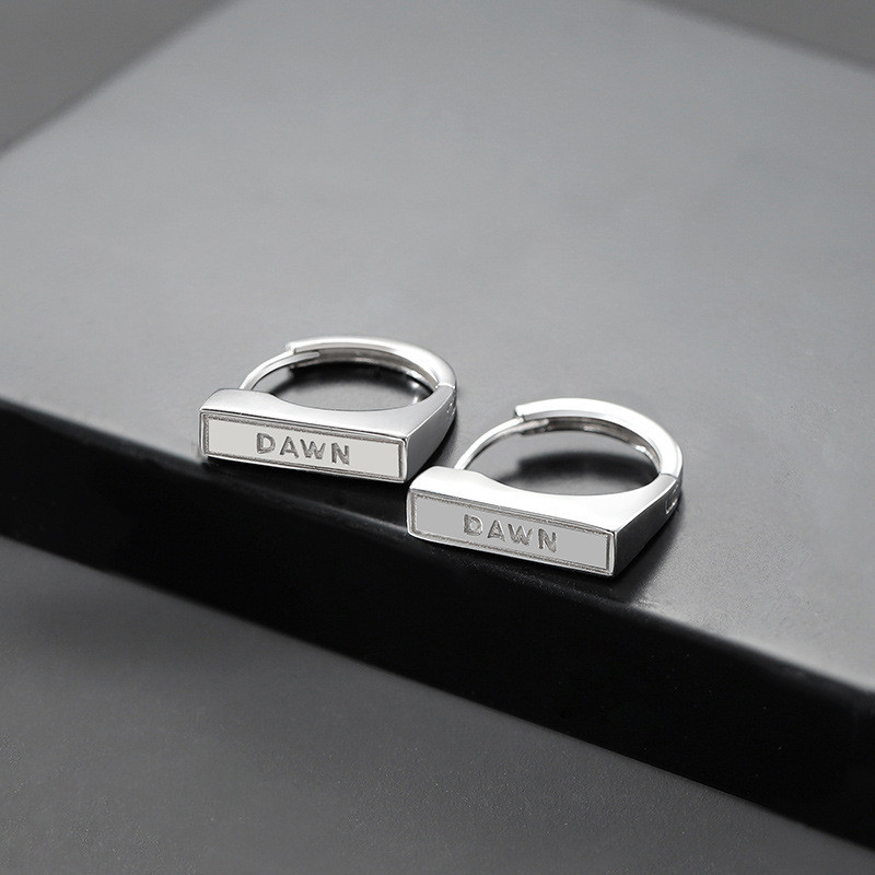 Minimalista, kiváló minőségű hipoallergén fülbevalók férfi páros divat kreatív angol hajnali ábécé fülbevaló születésnapi ajándék