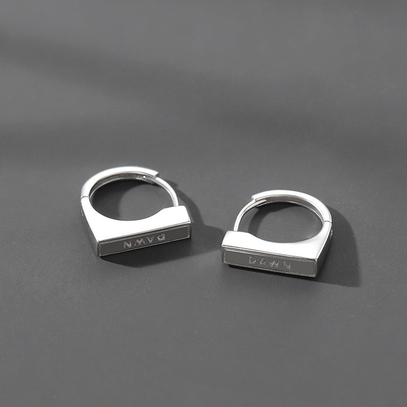 Minimalista, kiváló minőségű hipoallergén fülbevalók férfi páros divat kreatív angol hajnali ábécé fülbevaló születésnapi ajándék