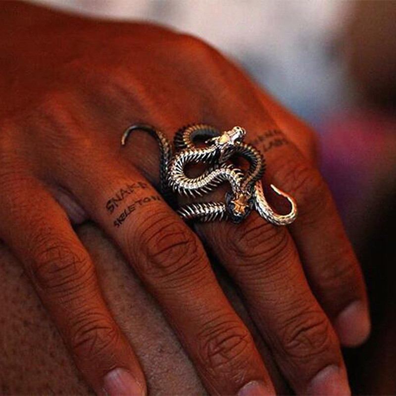 Vīrieši, sievietes, meitenes, čūska