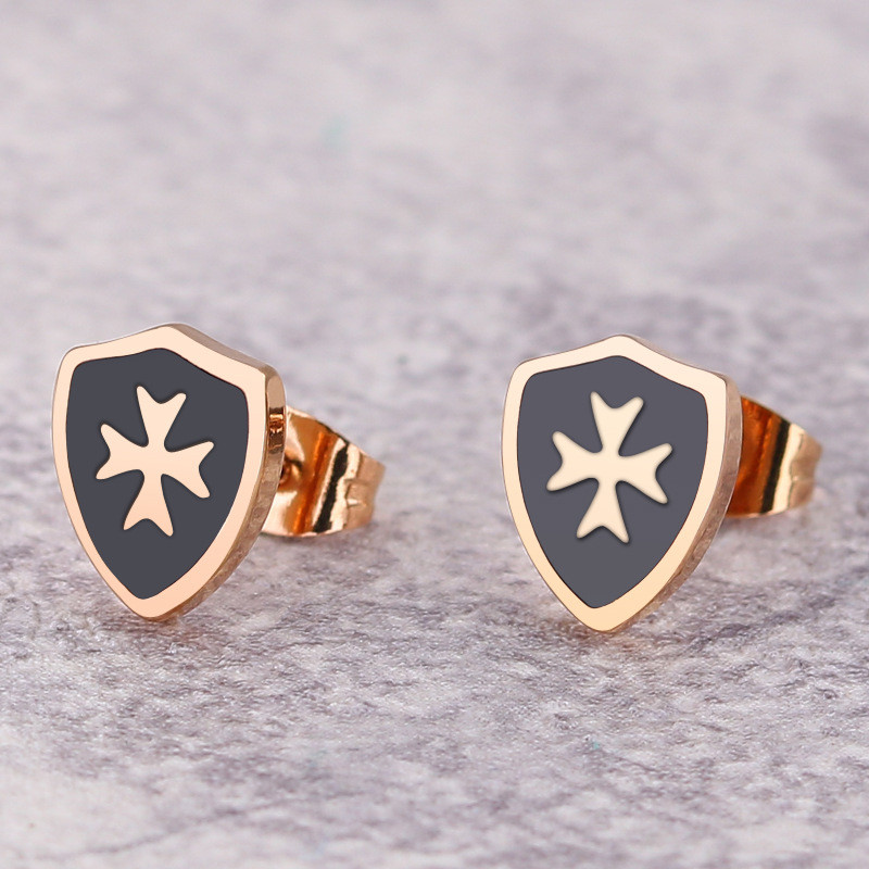 Vintage Titanium Cross Shield Stud Stud Auskari Vīriešiem Nerūsējošā tērauda eļļas pilināmā Mes` Auskari Punk Gothic Juvelierizstrādājumu aksesuāri Dāvana