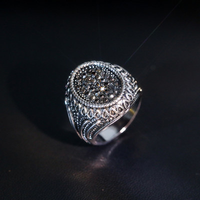 Populāri Eiropas un Amerikas sakausējuma dimanta inkrustācijas grezni hiphopa vīriešu gredzeni retro rotaslietas