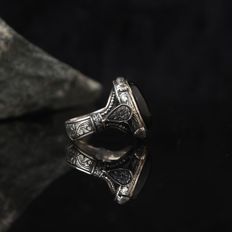 Vintage hõbedavärvi käsitsi valmistatud graveeringu mustriga meeste sõrmus metallist inkrusteeritud mustast tsirkoonist gooti punksõrmus 2021 trendikad ehted