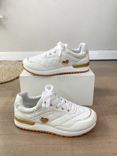 Naiste tossud Luksusliku disainiga needid kootud hingavast võrgust vulkaniseeritud jalanõud vabaajakõnnid, lamedad nahast kevadised, populaarsed jalanõud