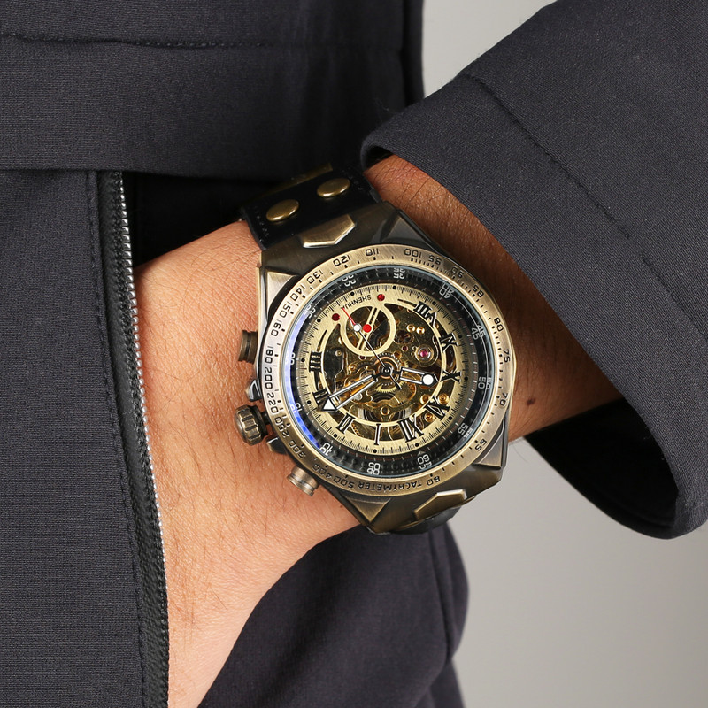 Férfi retro automata mechanikus karóra csontvázas karórák üzleti bronz tónusú elegáns órák fluoreszkáló mutatókkal