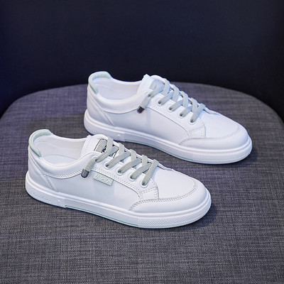 2022. aasta valged kingad naiste moed tasapinnalised jooksujalatsid Slip On Flats Loafers naiste platvorm valged vabaaja tossud naiste spordijalatsid