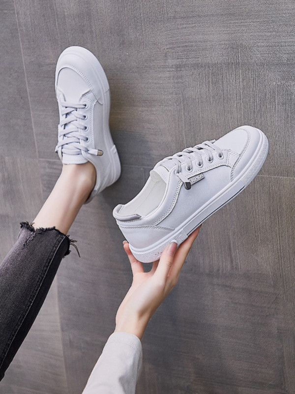 2022. aasta valged kingad naiste moed tasapinnalised jooksujalatsid Slip On Flats Loafers naiste platvorm valged vabaaja tossud naiste spordijalatsid