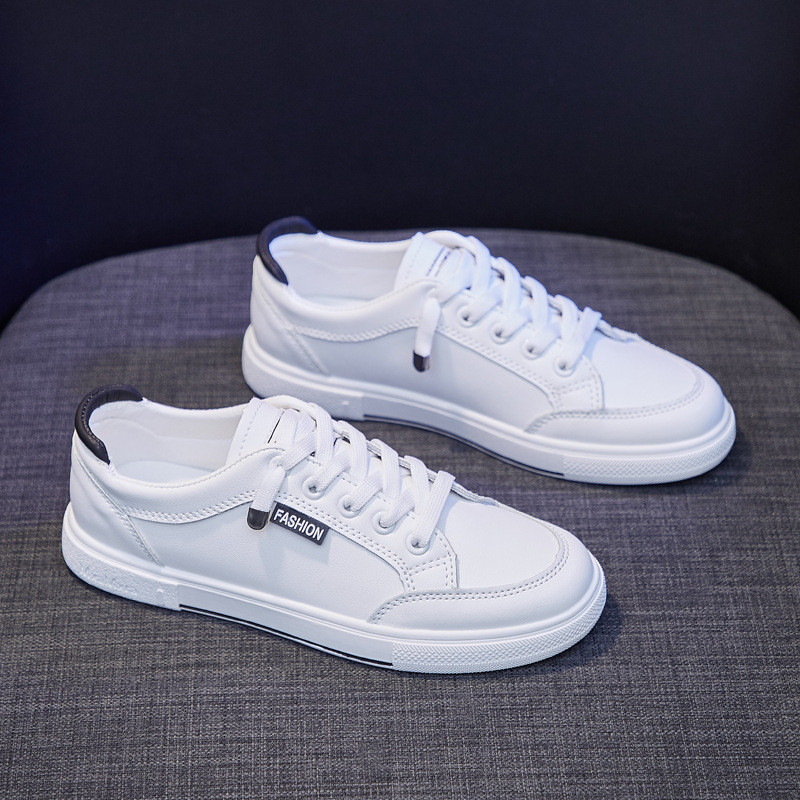 2022. aasta valged kingad naiste moed tasapinnalised jooksujalatsid Slip On Flats Loafers naiste platvorm valged vabaaja tossud naiste spordijalatsid