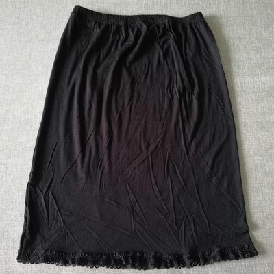 Sieviešu elastīgs viduklis pussvārki apakšsvārki īsa kleita sieviešu piena zīda balta mežģīnes piepilsētas birojā sieviete pret tukšu